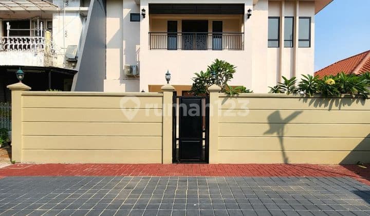 Dijual Rumah 2 Lantai Full Renovasi di Kebayoran Baru
