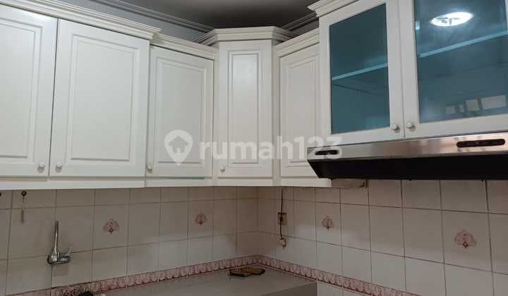 Rumah 2 Lantai Siap Huni, 3 Ac Baru, 8x17, Bebas Banjir