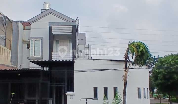 Dijual Rumah Hoek 3 Lantai di Semanan Jakbar
