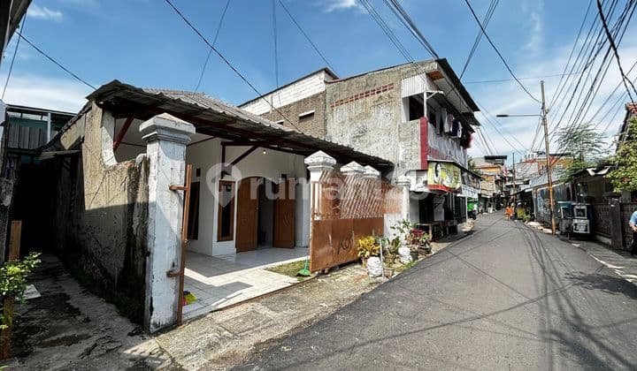 Rumah Terawat Rapi, Akses 2 Mobil, Cocok untuk Mess Karyawan, di Karet Setiabudi, Hanya 5 Menit ke Jl. Jend. Sudirman.