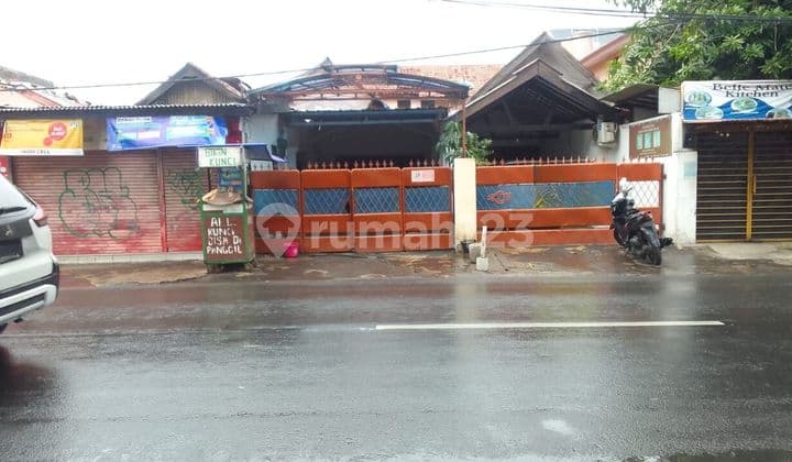 Strategic 2-Story House with Boarding Rooms and 3 Shops, Bustling Area with Businesses, Restaurants, and Culinary Spots in Cililitan Besar, 3-Minute Walk to PGC Mall.