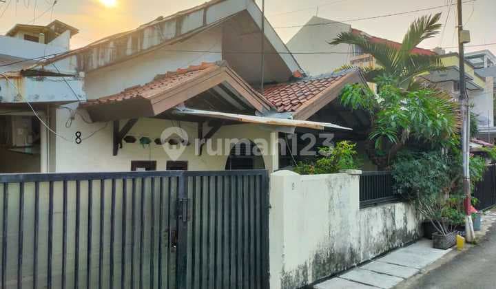 House in West Tebet, Strategic Location, Close to Tebet Eco Park, Just a 3-Minute Walk to Tebet Raya Street.