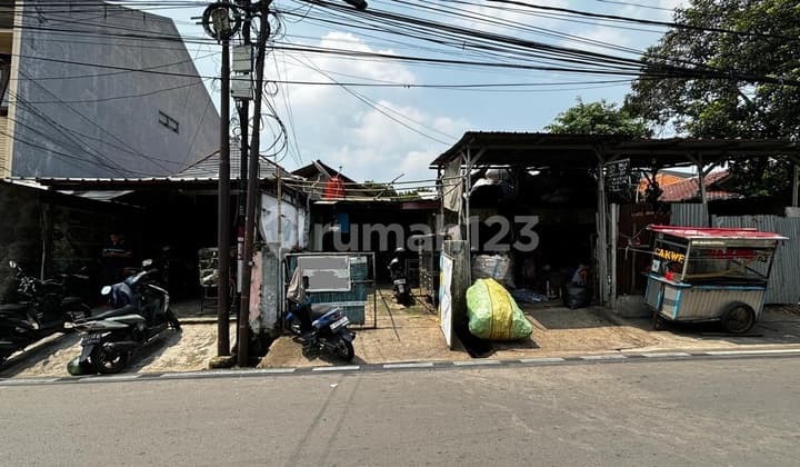 Rumah Hitung Lahan, Lokasi Strategis Ramai Usaha, di Pancoran, Dijual Dibawah NJOP