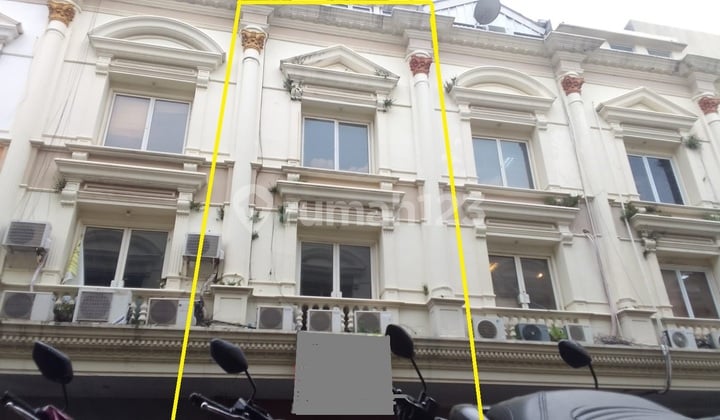 Dijual Ruko 4 1/2 Lantai The Royal Palace Tebet di Bawah Harga Pasar, Lokasi Strategis Ramai Usaha