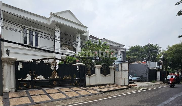 Rumah Mewah Modern Classic 2 Lantai di Tebet Barat, Hanya 5 Menit ke Jl. Dr. Supomo
