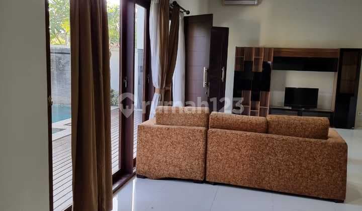 Rumah Villa Lokasi Strategis di Seminyak Bali 5096
