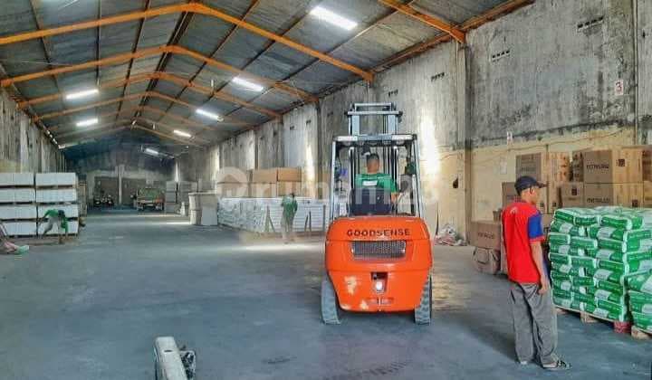 Warehouse for Rent, Ready to Use, Solo City.