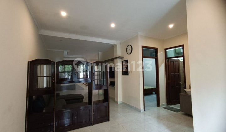 Disewakan Rumah 2 Lantai Semi Furnished Area Fajar Indah