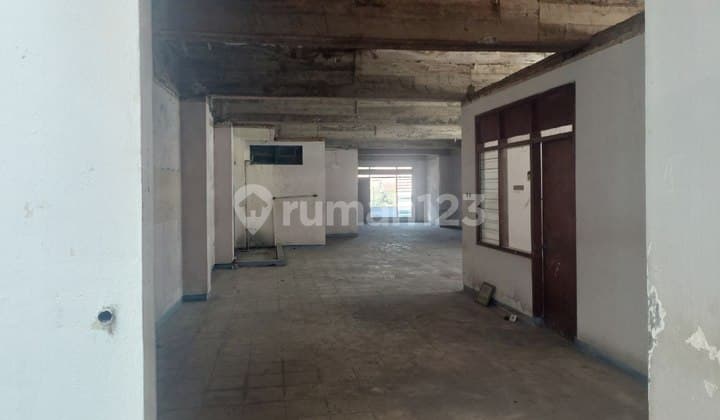 Very Cheap Shop House Right in the Middle of Slamet Riyadi Street