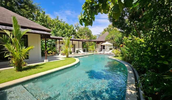 Villa Luxury Dengan Taman Luas Dekat GWK di Jimbaran, Bali