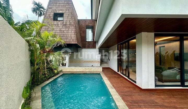 Villa Modern Kontemporer Dekat Pantai Batu Bolong, Bali