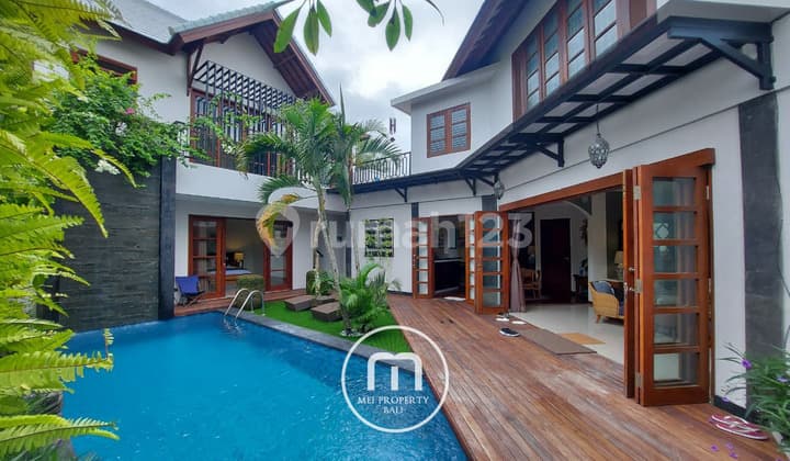 Villa Tropis 2 Lantai Lokasi Strategis di Seminyak Bali