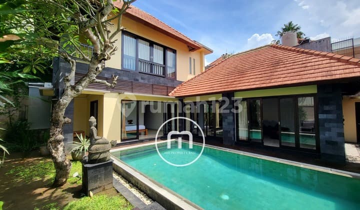 Villa Dalam Kompleks Dekat Jalan Sunset Road di Seminyak, Bali