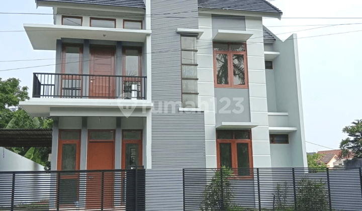 Dijual Rumah Mewah 2Lt 4Kt Taman Luas Posisi Boulevard