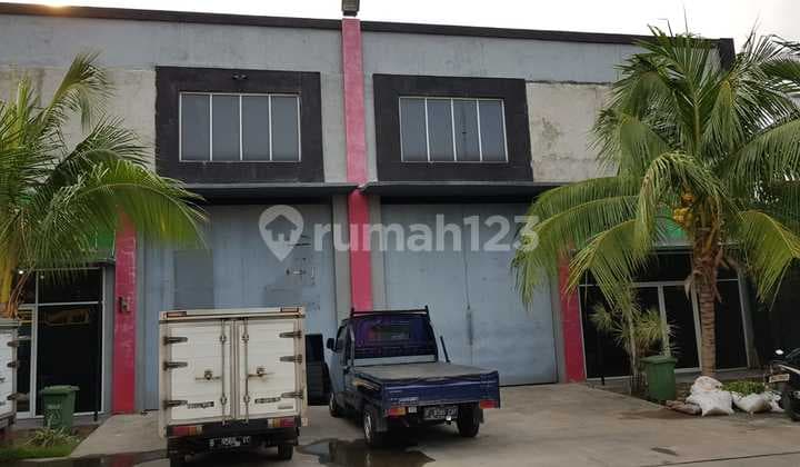 TRANSLATION:
For rent Warehouse+Office Cipondoh Main Road 300M+Mezzanine 200m. Container accessible.
