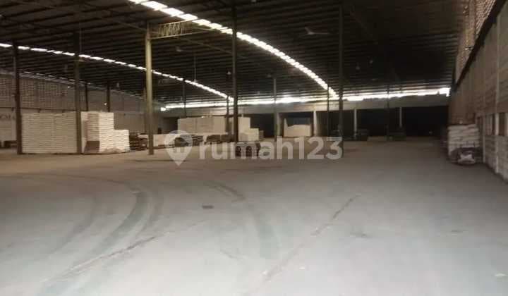 For Rent Independent Warehouse on Balaraja Barat Main Road, Spacious Parking
