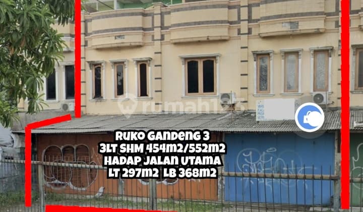 3-Story Row House Facing Main Road in Cipondoh