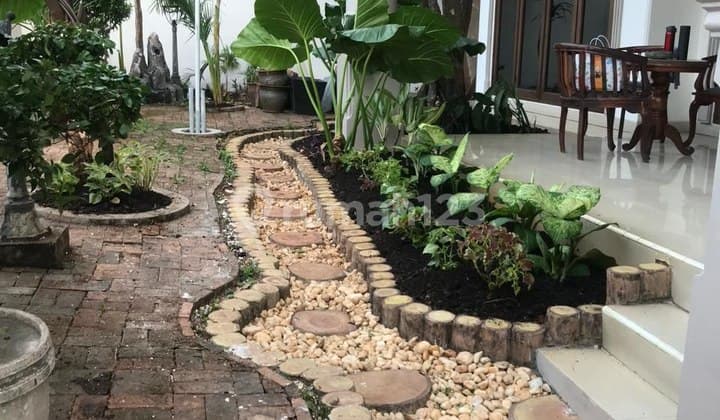 For Sale 2-Story House Cheap by the Road Suitable for Business in Tebet, South Jakarta