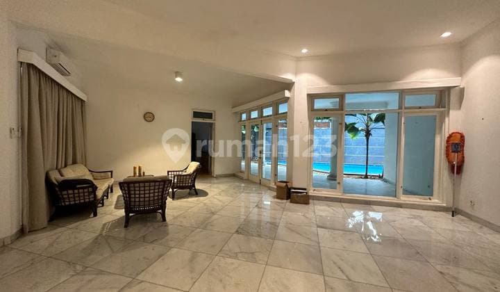 Disewakan Murah Rumah Bagus Terawat dengan Kolam Renang di Menteng Jakarta Pusat