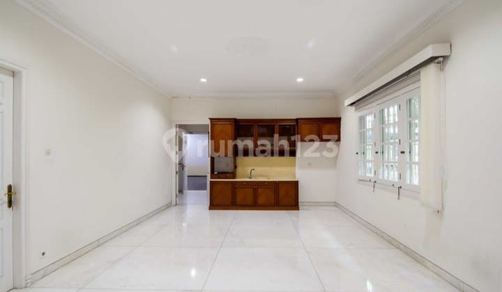 Rumah Hook Tanah Luas 2 Lantai Strategis Dijual/Disewakan di Menteng Jakarta Pusat