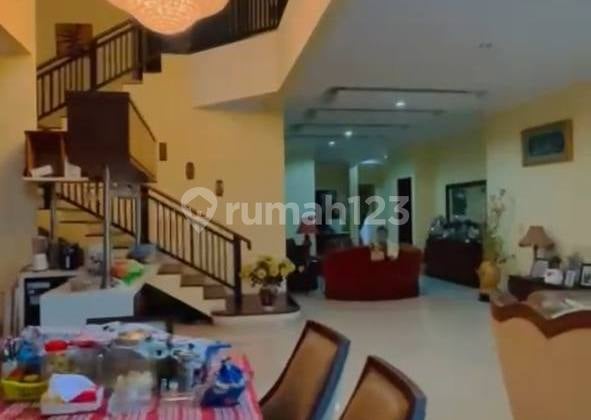 Dijual Rumah Bentuk Kotak Nyaman Asri Area Tenang Dekat MRT di Menteng Jakarta Pusat