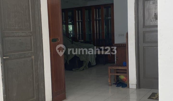 Rumah Hook Tanah Luas Dijual Cepat Murah Tidak Banjir di Menteng Jakarta Pusat