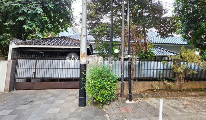 For Sale Well-Maintained Old House on Jl Lamandau Raya
