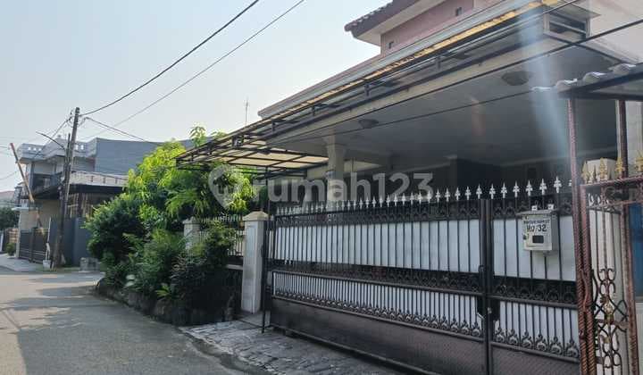 2-Story Hook House in Cakung Housing, East Jakarta