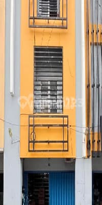 Ruko Bagus di Kawasan Bisnis Tiga Lantai Dekat Pusat Kota 93.0 M² SHM