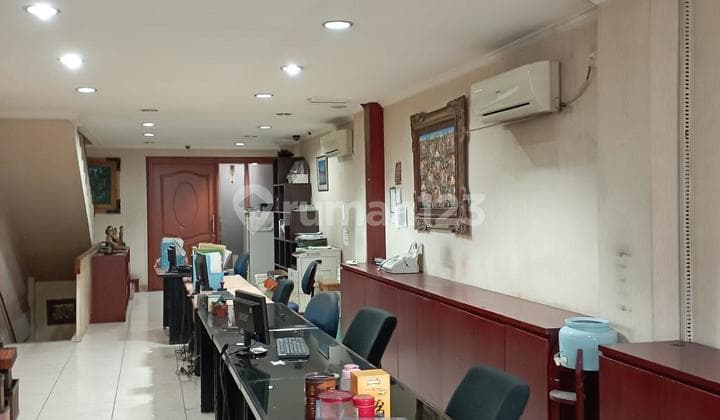 Quick Sale 3.5 Floors East-Facing Shop House in Cideng