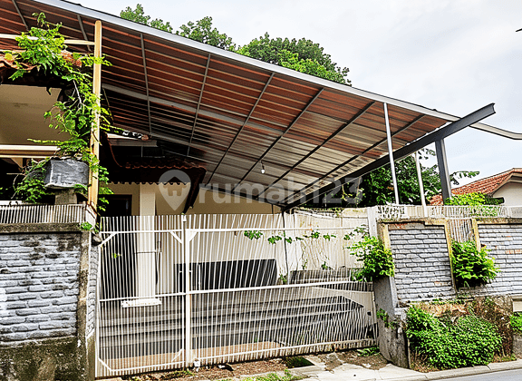 Investment Opportunity: Land-Counted House Suitable for Boarding House or Other Businesses in Terogong, South Gandaria