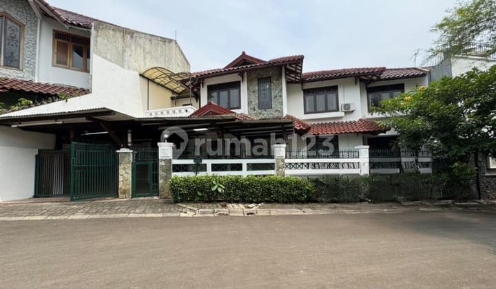 Rumah Elegan di Lokasi Paling Depan Cinere - Ruang Luas untuk Kebersamaan"