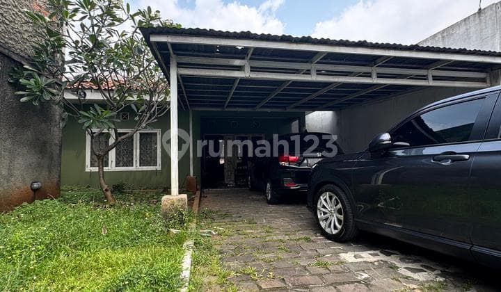 Tinggal + Healing Di Cawang – Rumah Luas & Backyard Seru