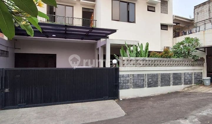 Rumah 2 Lantai Siap Huni Dalam Komplek Akses dan Lokasi Bagus