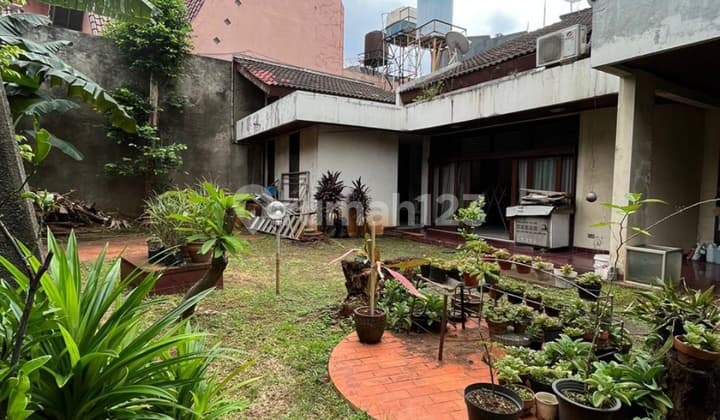 Di Jual Rumah Tinggal dengan Lokasi Strategis di Kemanggisan