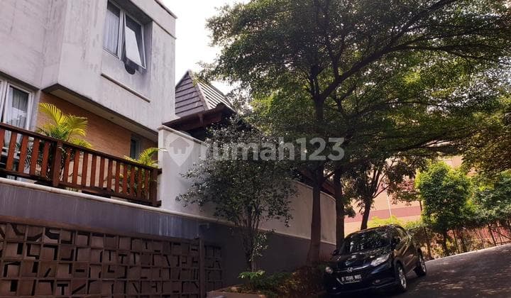 Rumah Di Pondok Indah,posisi Hoek Lokasi Strategis