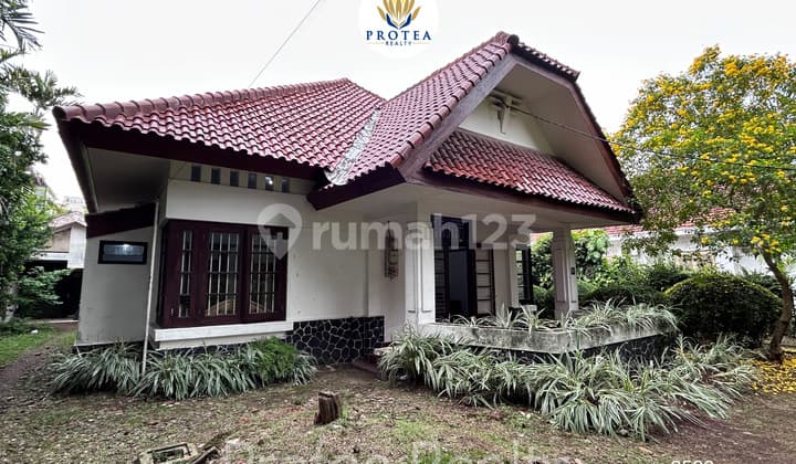 Di jantung Menteng, berdiri sebuah rumah yang menyimpan cerita.