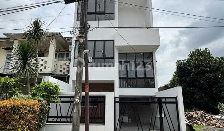 Rumah Baru 3 Lantai Siap Huni Dalam Perumahan