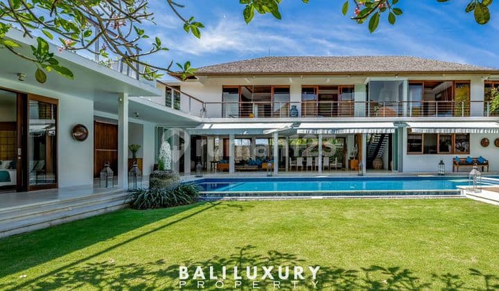 Vila Hak Milik di Stategis Petitenget Seminyak dengan Rooftop Ocean View