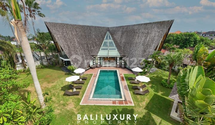 Vila Hak Milik di Padonan - 4 Kamar, Lahan Luas & Lokasi Strategis