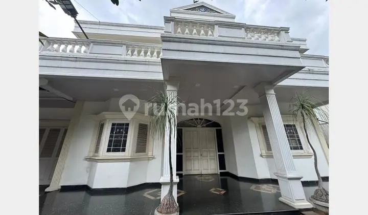 Disewakan Rumah, 2 Lantai, di Kebayoran Lama, 4+4Br, 5+1 Bt,