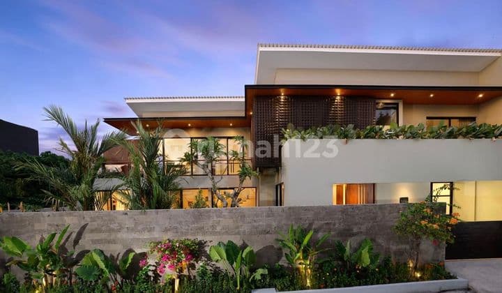 Modern 4 Bedroom Tropical Style Villa in Kerobokan, Wide Road Access