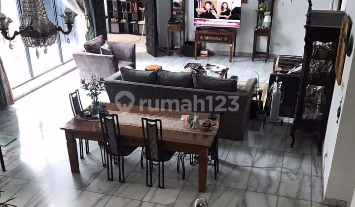 Rumah Bagus dengan Kolam Renang di Komplek Perumahan Villa Ragunan Permai