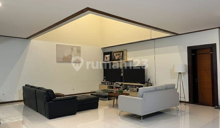 Rumah Besar 3 Lantai Siap Huni di Setra Duta