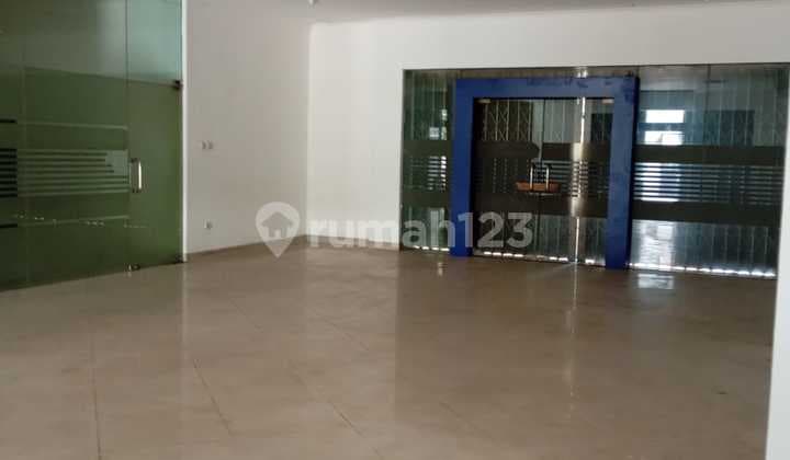 Ruang Usaha 3 Lantai Strategis di Soekarno Hatta Dekat Metro