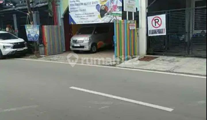Rumah Slipi Pinggir Jalan Raya