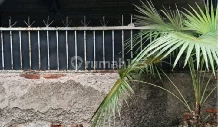 Di Rumah Lama di Hoek Gelong Baru Tomang