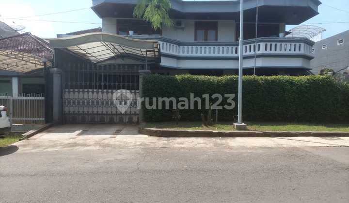 House in Central Malang, a Step Away from Ijen Boulevard. Also Suitable for Business.