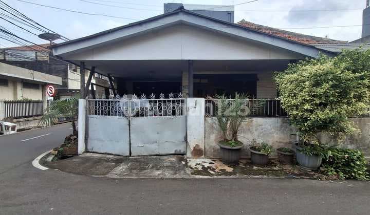 Dijual Rumah Tua Hoek di Gelong, Tomang