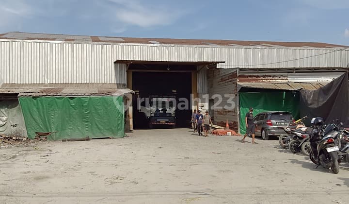 Strategic Warehouse Suitable for Business in East Semarang